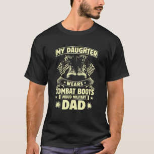 Mijn dochter draagt een gevechtsboot die een milit t-shirt