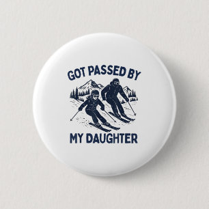 Mijn dochter gaf me een schop, grappig skien ronde button 5,7 cm