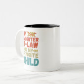 Mijn dochter in de wet is mijn favoriete kind tweekleurige koffiemok (Voorkant links)