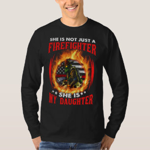 Mijn dochter is brandweerman met een rode lijn. t-shirt