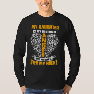 Mijn dochter is Guardian Angel. Ze kijkt over mijn T-shirt