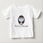 Mijn eerste Chanokah Hanukkah Baby T shirt<br><div class="desc">Een schattige en  lichtblauwe en witte menorah op een donkerbruine achtergrond die het eerste festival van Lichten op het kind en de baby Hanukkah-kleding en -kantoorbenodigdheden viert die schattige Chanoekaarten maken.</div>