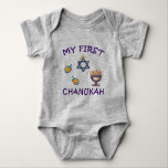 Mijn eerste Chanokah Romper<br><div class="desc">De eerste Chanoeka van baby's vieren met gepersonaliseerde Hanukkah menorah,  dreidels en joodse ster met schattige "My First Chanukah".</div>