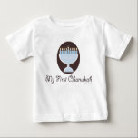 Mijn eerste Chanukah Hanukkah Baby Lange Mugle T-s<br><div class="desc">Een schattige en  lichtblauwe en witte menorah op een donkerbruine achtergrond die het eerste festival van Lichten op het kind en de baby Hanukkah-kleding en -kantoorbenodigdheden viert die schattige Chanoekaarten maken.</div>