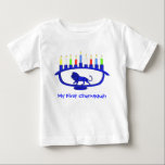 Mijn eerste Chanukkah Blue Lion Menorah<br><div class="desc">Hij is uitgerust met een leeuwengemetselde Chanoekah-menorah met alle acht kaarsen en het verbranden van de shamash. Er verschijnt ook een  tekst met de tekst "My First Chanukkah". Chanoeka is het mid-winter "Festival of Lights".</div>