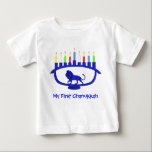 Mijn eerste Chanukkah Blue Lion Menorah<br><div class="desc">Hij is uitgerust met een leeuwengemetselde Chanoekah-menorah met alle acht kaarsen en het verbranden van de shamash. Er verschijnt ook een  tekst met de tekst "My First Chanukkah". Chanoeka is het mid-winter "Festival of Lights".</div>