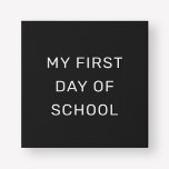 Mijn eerste dag van School Black en White Imitatie Canvas Print<br><div class="desc">Dit eenvoudige en stijlvolle "Mijn eerste schooldag"-teken biedt een briefbord met een solide zwarte achtergrond en witte ALLE PETTEN zweren serif lettering. De tekst en het ontwerp kunnen volledig worden gepersonaliseerd.</div>