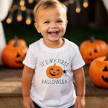 Mijn eerste Halloween Happy Pumpkin<br><div class="desc">Schattigee "Het is mijn eerste Halloween" outfit voor een baby of pasgeboren baby. Beschikt over moderne zwarte letters op maat,  een vrolijke oranje jack-o'-lantaarn pompoen en een klein spinaccent.</div>