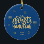 Mijn eerste hanukkah Blue, Star, Menorah Keramisch Ornament<br><div class="desc">Viel de vreugde van de eerste Hanukkah met een speciale, gepersonaliseerde foto van je pasgeborene! Dit unieke ontwerp biedt elegante kleuren van blauw en gouden met sterren van David, een menorah en typografie. Wijzig de tekst eenvoudig door op de optie "Deze sjabloon personaliseren" te klikken. Bekijk dit collectie voor overeenkomende...</div>