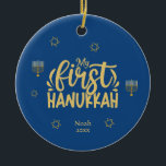 Mijn eerste hanukkah Blue, Star, Menorah Keramisch Ornament<br><div class="desc">Viel de vreugde van de eerste Hanukkah met een speciale, gepersonaliseerde foto van je pasgeborene! Dit unieke ontwerp biedt elegante kleuren van blauw en gouden met sterren van David, een menorah en typografie. Wijzig de tekst eenvoudig door op de optie "Deze sjabloon personaliseren" te klikken. Bekijk dit collectie voor overeenkomende...</div>