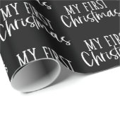 Mijn eerste kerstcadeautje met modern zwart-wit cadeaupapier (Rol Hoek)