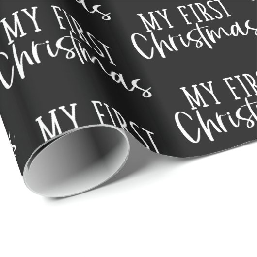 Mijn eerste kerstcadeautje met modern zwart-wit cadeaupapier (Rol Hoek)