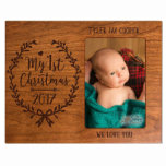 Mijn eerste kerstkeepaardje Cherrywood Foto Lijst<br><div class="desc">Dit speciale cadeautje voor een goede zaak zal altijd een prachtige herinnering zijn aan de liefde die je met je decoratieve houten foto-lijst hebt voor 1- 4x6 foto's. Woorden zijn lasergegraveerd en de foto is beschermd met glas.</div>