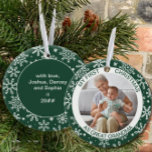 Mijn eerste Kerstmis als | Foto Green Snowflake Keramisch Ornament<br><div class="desc">Mijn eerste kerstversiering is gepersonaliseerd met je foto en aangepaste tekst. Deze vakantieversiering is groen en versierd met witte sneeuwvlokken. Het is geletterd met "mijn eerste kerstfeest als grootmoeder" en u bent welkom om "als grootmoeder" te bewerken tot de formulering van uw keuze. De achterzijde heeft meer sneeuwvlokken en ruimte...</div>