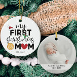 Mijn eerste Kerstmis als moeder met naam en foto Keramisch Ornament<br><div class="desc">Show je geluk voor je eerste kerstfeest als moeder met dit mooie eerste kerstornament,  versierd met een rode kersthoed,  heilige bladeren en kleurrijke kerstlichten. Gemakkelijk aan te passen met de naam van de baby en de geboortedatum en een van je favoriete afbeeldingen aan de achterkant.</div>