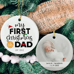 Mijn eerste Kerstmis als vader met naam en foto Keramisch Ornament<br><div class="desc">Show je geluk voor je eerste kerstfeest als vader met dit heerlijke eerste kerstornament,  versierd met een rode kersthoed,  heilige bladeren en kleurrijke kerstlichten. Gemakkelijk aan te passen met de naam van de baby en de geboortedatum en een van je favoriete afbeeldingen aan de achterkant.</div>
