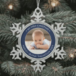 Mijn eerste Kerstmis Moderne Baby-fotomarinemacht  Tin Sneeuwvlok Ornament<br><div class="desc">Viel de eenvoudige grappen van het vakantieseizoen met een stijlvolle marinesblauwe en witte, aangepaste foto rondom de metalen sneeuwvlok kerstversiering. Woorden en afbeelding op deze sjabloon zijn eenvoudig te personaliseren. Het citaat "Mijn eerste Kerstmis" is gemakkelijk te wijzigen in het hoesje dat het ornament voor een andere keer is. (AFBEELDING...</div>