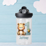 Mijn eerste verjaardag waterfles<br><div class="desc">Blijf gehydrateerd met een vleugje schattigheid! Deze waterfles is perfect voor uw kleine avonturier. Met een knuffel teddybeer en zijn kleine bijenvriend is deze fles niet alleen een drinkwater, het is een speelkameraad! Personaliseer het met de naam van je kind en maak er de coolste sipper van. Of het nu...</div>