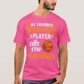 Mijn favoriete Basketbalspeler noemt me oma Bas T-shirt (Voorkant)