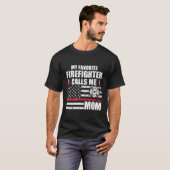 Mijn favoriete brandweerman roept me mijn moeder o t-shirt (Voorkant volledig)
