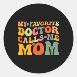 Mijn favoriete dokter noemt me mam grappige groovy ronde sticker