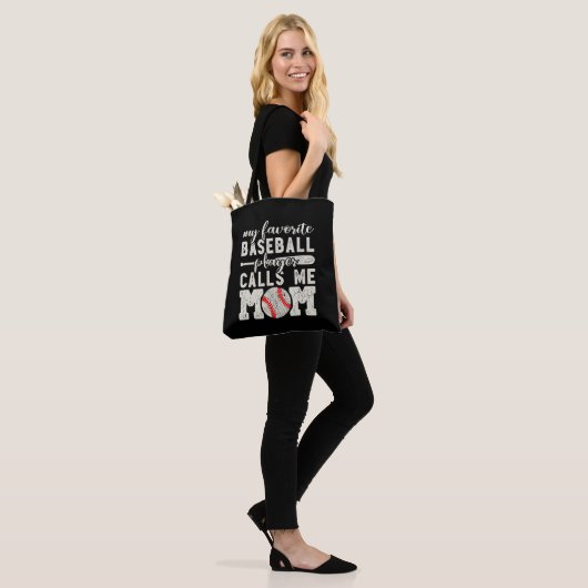 Mijn favoriete honkbalspeler noemt me mam Cheer Bo Tote Bag (Op model)