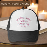 Mijn favoriete mensen noemen me oma Est. 2025 Trucker Pet<br><div class="desc">Weet je of iemand die oma wordt in 2025?,  dit schattige typografische ontwerp is voorzien van "mijn favoriete mensen noemen me oma est. 2025" in roze typografie,  ideaal als cadeau voor een huidige of binnenkort te worden oma voor Moederdag,  oma aankondiging of elke gelegenheid.</div>
