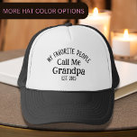 Mijn favoriete mensen noemen me opa Est. Year Trucker Pet<br><div class="desc">Dit coole typografisch ontwerp luidt: "Mijn favoriete mensen noemen me opa est. 2025" in zwarte tekst,  perfect als cadeau voor een huidige of binnenkort te worden opa voor Vaderdag,  verjaardag of elke gelegenheid. Ook geweldig om te draag voor familiefoto's met de pasgeborene.</div>