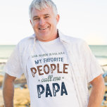 Mijn favoriete mensen noemen me Papa gepersonalise T-shirt<br><div class="desc">My Favorite People Call Me Papa Personalized Shirt - Dit hartverwarmende ontwerp combineert speelse typografie met rustieke, aardse kleuren om een sentimenteel maar stijlvol statement stuk te creëer voor elke trotse Papa. Met een mix van gedurfde en scriptlettertypen benadrukt het de uitdrukking "My Favorite People Call Me Papa" op een...</div>