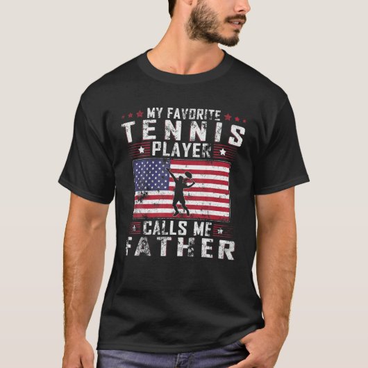 Mijn favoriete Tennis Player roept me vader D T-shirt (Voorkant)