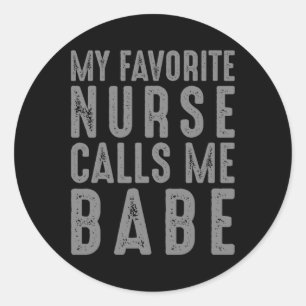Mijn favoriete verpleegster noemt me baby -  verpl ronde sticker