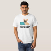 Mijn Franse Bulldog helpt me bij het debuggen van T-shirt (Voorkant volledig)