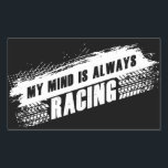 Mijn gedachte is altijd de auto van de Mannen & va Rechthoekige Sticker<br><div class="desc">MIJN MENING IS ALTIJD RACING - Mannen en vrouwen's grappige sarcastische pun citeren met grijze tekst en een grafisch ontwerp van het loopvlak van noodlijdende banden. Ideaal voor sportliefhebbers en liefhebbers van klassieke auto's, drijfveren en alle soorten wedrennen op of buiten de weg. Ideaal voor volwassenen, jongeren en kinderen. Alleen...</div>