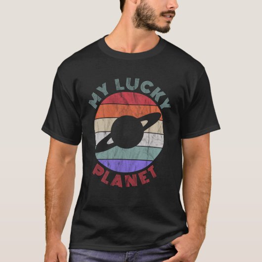 Mijn geluksplaneet Saturn v1 Planetaire Humor T-shirt (Voorkant)