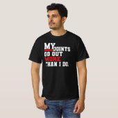 Mijn gewrichten gaan vaker uit dan ik Funny Aging T-shirt (Voorkant volledig)