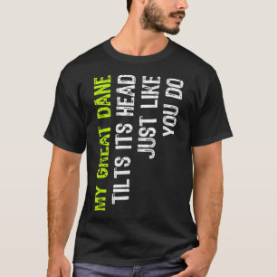 Mijn grote gesteente kantelt zijn hoofd net zoals t-shirt