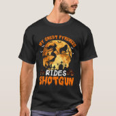 Mijn grote Pyreneeën Hond Rides Shotgun Witch Hall T-shirt (Voorkant)