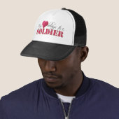 Mijn hart behoort tot een soldaat trucker pet (In situ)