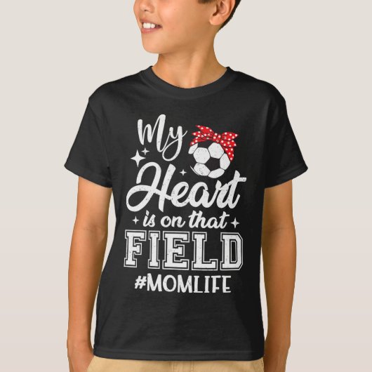 Mijn hart is op dat voetbalveld Voetbalmoeder Moed T-shirt (Voorkant)