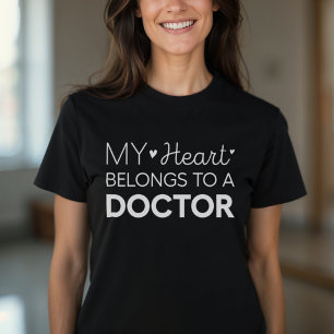 Mijn hart is van een dokter Schattigee dokter vrou T-shirt