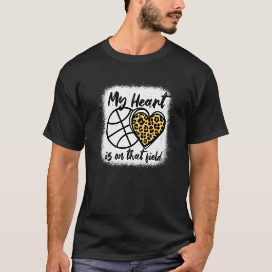 Mijn hart ligt op dat veld... Basketball mam... T-shirt (Voorkant)