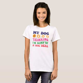 Mijn hond denkt dat hij een beetje een big deal, D T-shirt