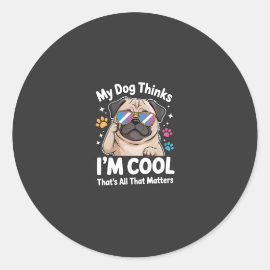Mijn hond denkt dat ik cool ben dat is alles wat t ronde sticker (Voorkant)