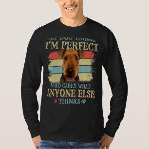 Mijn hond denkt dat ik perfect Airedale Terrier Re T-shirt