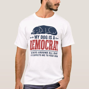Mijn hond is een democraat Hij ligt de hele dag ro T-shirt