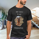 Mijn hond is mijn therapeut foto zwart t-shirt<br><div class="desc">Voor een zwart/donker T-shirt. Witte tekst. Voor een hondenliefhebber! Personaliseer en voeg een foto van uw hond toe. Tekst: Mijn hond is mijn therapeut.</div>