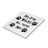 Mijn hond loopt over me heen en schildert afdrukke tegeltje (Zijkant)