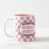 "Mijn huis, mijn regels!" ingecheckte achtergrond Tweekleurige Koffiemok (Links)