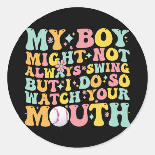 Mijn jongen zwaait misschien niet altijd, maar ik  ronde sticker