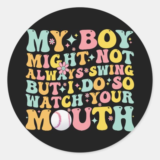 Mijn jongen zwaait misschien niet altijd, maar ik  ronde sticker (Voorkant)